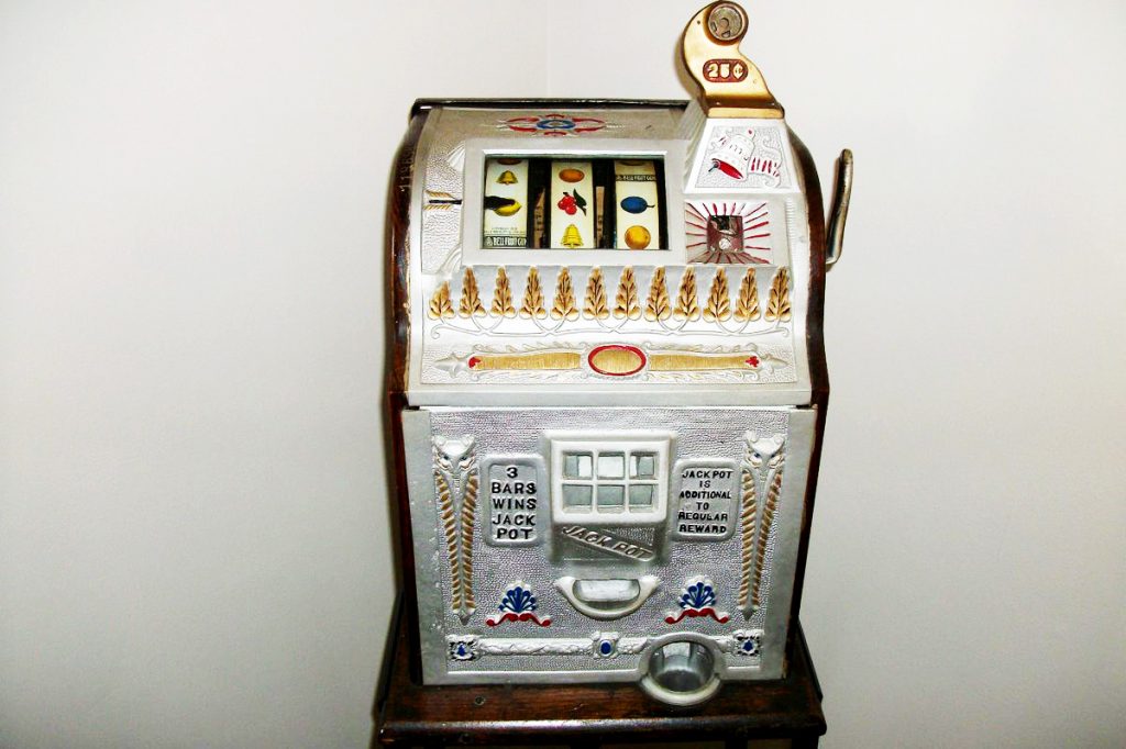 Classic mechanical slot machine